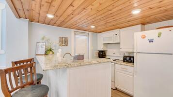 KĂŒhlschrank, Mikrowelle, Ofen, Herdplatte