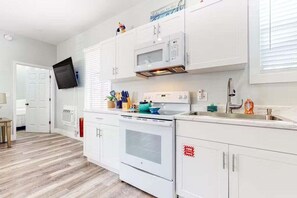 Kjøleskap, mikrobølgeovn, ovn og kokeplater