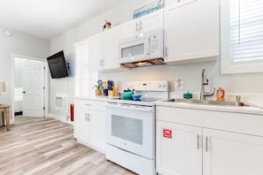 ثلاجة، ميكروويف، فرن، موقد طهي مسطح