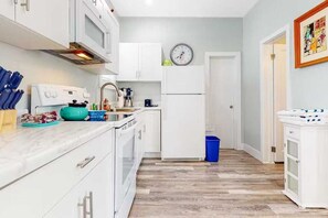 Kjøleskap, mikrobølgeovn, ovn og kokeplater