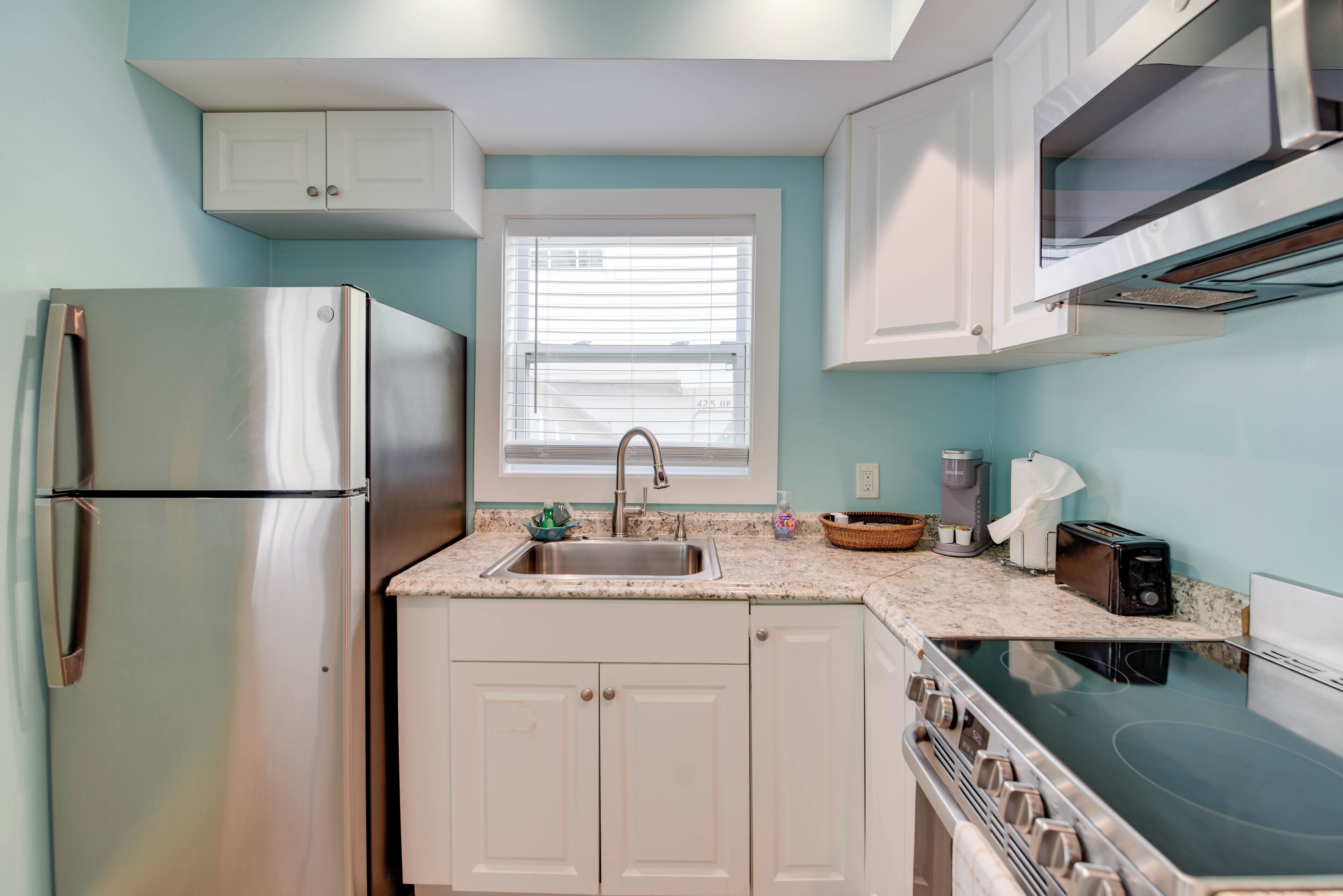 Køleskab, mikrobølgeovn, ovn, kogeplade