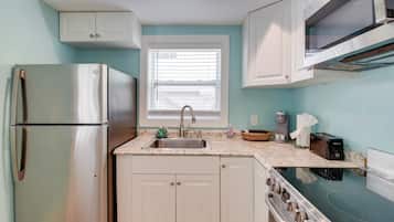 Køleskab, mikrobølgeovn, ovn, kogeplade