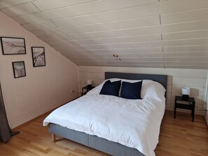 2 bedrooms, desk, iron/ironing board, travel crib