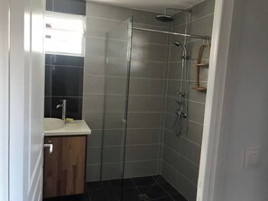 Haartrockner, Handtücher, Toilettenpapier