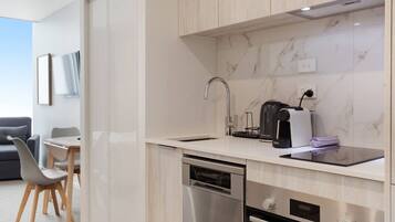 Réfrigérateur, micro-ondes, four, plaque de cuisson