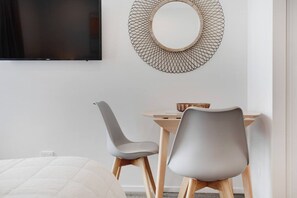 1 habitación, tabla de planchar con plancha, wifi gratis y ropa de cama 