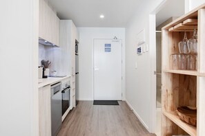 Fridge, microwave, oven, stovetop - Augustus Hideaway Studio Apt with Air-Con (Auckland Central Suburbs)
