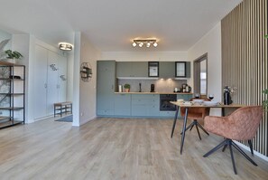 Kjøleskap, ovn, kokeplater og oppvaskmaskin