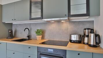 Jääkaappi, uuni, liesi, astianpesukone