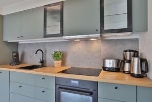 Fridge, oven, stovetop, dishwasher