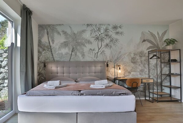 Skrivebord, strykejern/-brett, reiseseng for barn og wi-fi (inkludert)