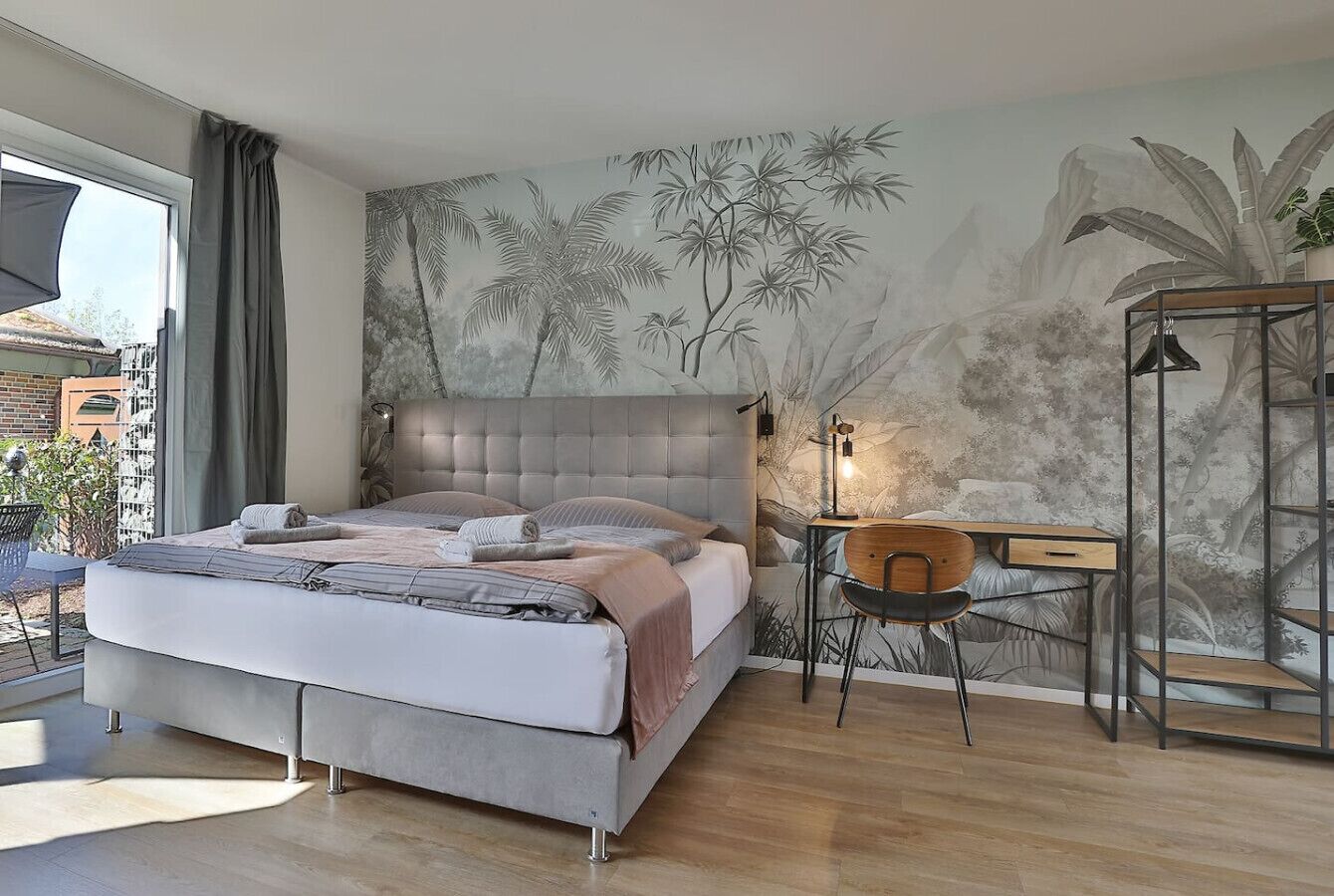 Een bureau, een strijkplank/strijkijzer, reisbedje, gratis wifi