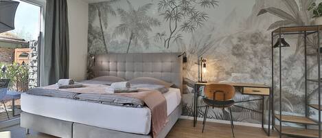 Escrivaninha, ferros/tábuas de passar roupa, berço de viagem