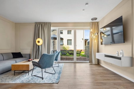TV. Design-FeWo Heidetraum, Wallbox, Terrasse