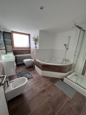 Shower, hair dryer, bidet, towels - Bright apartment (110 m²) with balcony, 2 bedrooms, 2 bathrooms for 4-6 people (Engelsbrand)