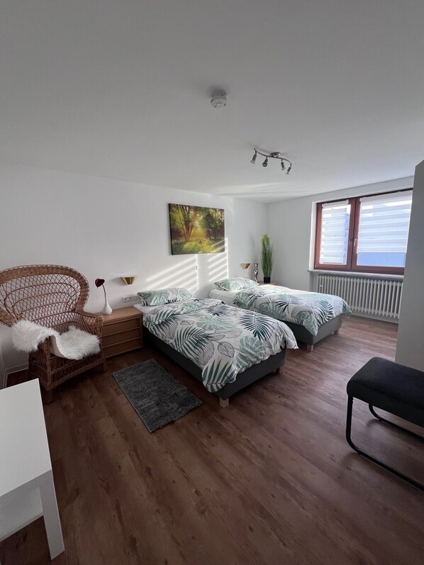 2 bedrooms, iron/ironing board, WiFi, bed sheets - Bright apartment (110 m²) with balcony, 2 bedrooms, 2 bathrooms for 4-6 people (Engelsbrand)