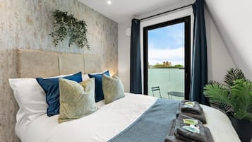 4 bedrooms, iron/ironing board, WiFi, bed sheets