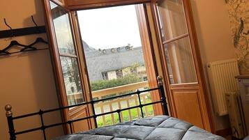 3 chambres, bureau, fer et planche Ă repasser, lit parapluie