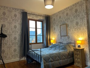 3 chambres, bureau, fer et planche à repasser, lit parapluie