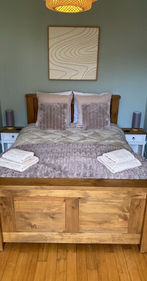 3 bedrooms, desk, iron/ironing board, travel cot