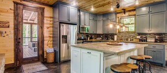 3-Story Cabin: Play Structure, Movie Room, Hot Tub