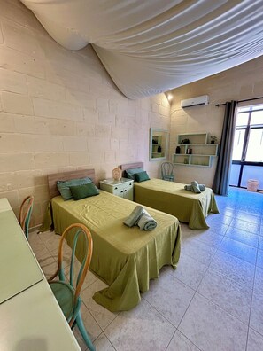 Classic Double or Twin Room, City View | Bathroom