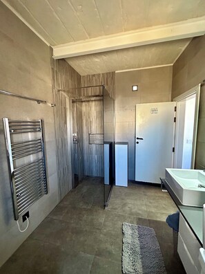 Classic Double Room, Pool View | Bathroom