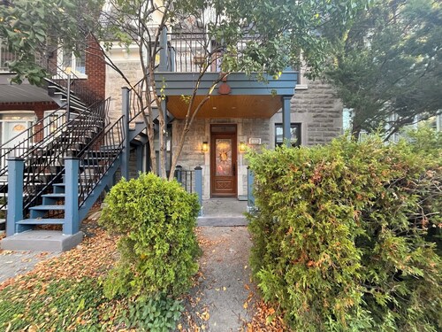 Large 3-bedroom condominium with terrace and parking opposite the metro,