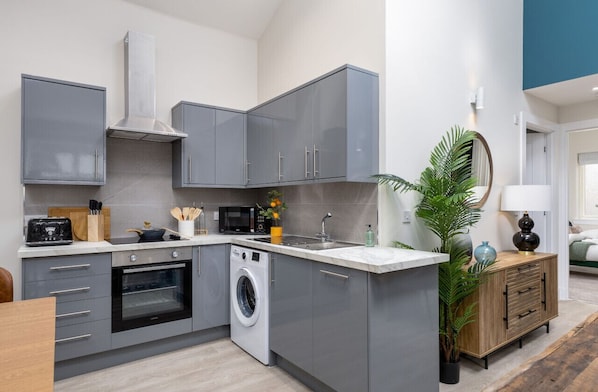 Fridge, microwave, oven, stovetop