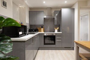 Jääkaappi, mikroaaltouuni, uuni, liesi