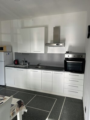 Fridge, microwave, oven, stovetop - Cavi 1840 apartment within walking distance of the sea (Lavagna)