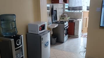 Geladeira, micro-ondas, fogão, cooktop