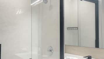 Rom – deluxe | Bad | Dusj, toalettartikler (inkludert), håndklær og såpe