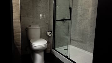 Habitación Deluxe | Baño | Regadera, amenidades de baño gratuitas, toallas, jabón