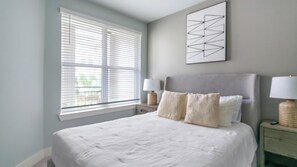 1 dormitorio, escritorio, tabla de planchar con plancha y wifi