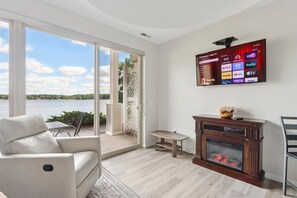 Smart TV y chimenea 