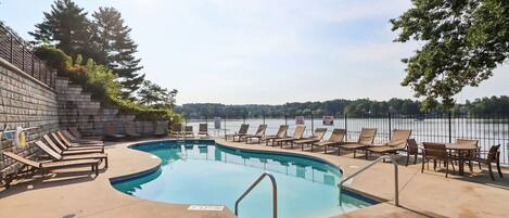 Una piscina cubierta, una piscina climatizada