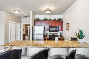 Réfrigérateur, four à micro-ondes, un four, surface de cuisson