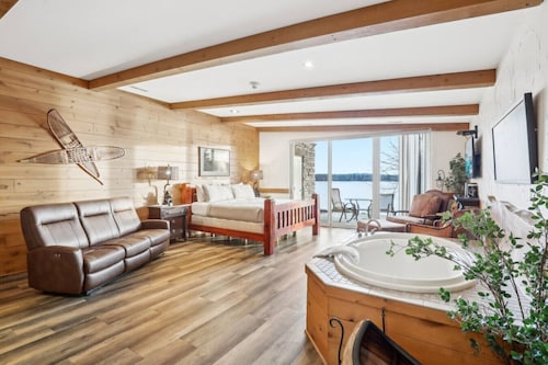 Beachfront Condo Retreat at Delton Grand