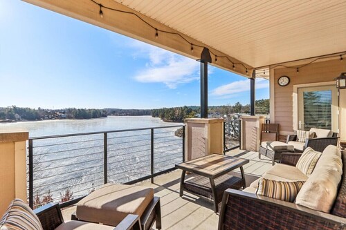 Julie`s Lakefront Retreat at Delton Grand