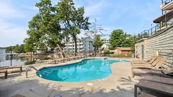 Een binnenzwembad, een verwarmd zwembad