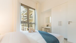 2 bedrooms, in-room safe, iron/ironing board, free WiFi - Balcony Overlooking the Swimming Pool, Just Minutes from the Park (Dubai)