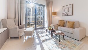 TV - Balcony Overlooking the Swimming Pool, Just Minutes from the Park (Dubai)