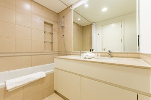 Douche, sèche-cheveux, serviettes fournies, savon