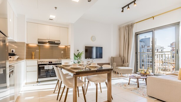 Coffee/tea maker, fridge, microwave, oven - Balcony Overlooking the Swimming Pool, Just Minutes from the Park (Dubai)