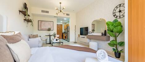 Een kluis op de kamer, een strijkplank/strijkijzer, gratis wifi