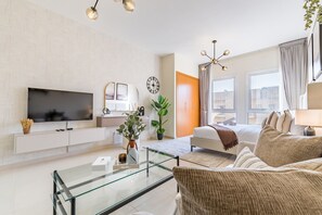 TV - City Views Studio Close to Attractions, Emirates Garden II Maple 2, JVC (Dubai)