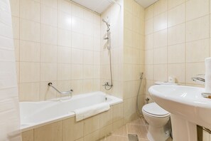 Een haardroger, handdoeken, zeep, shampoo