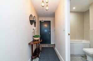 Douche, sèche-cheveux, serviettes fournies, papier toilette