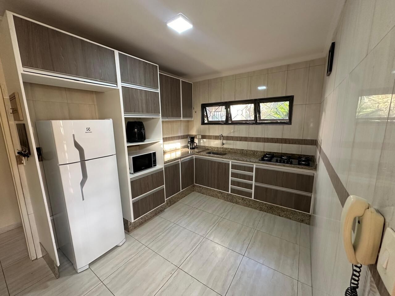 Kylskåp, mikrovågsugn, spishäll och kaffe- och tebryggare